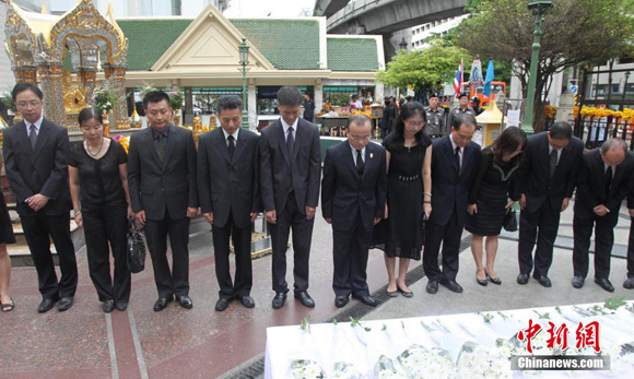 Delegates from the Chinese embassy in Thailand lie flowers on Sunday as they pay their respects for victims killed in a bomb blast at a religious shrine in Bangkok on Aug 17,2015.[Photo/Chinanews.com]