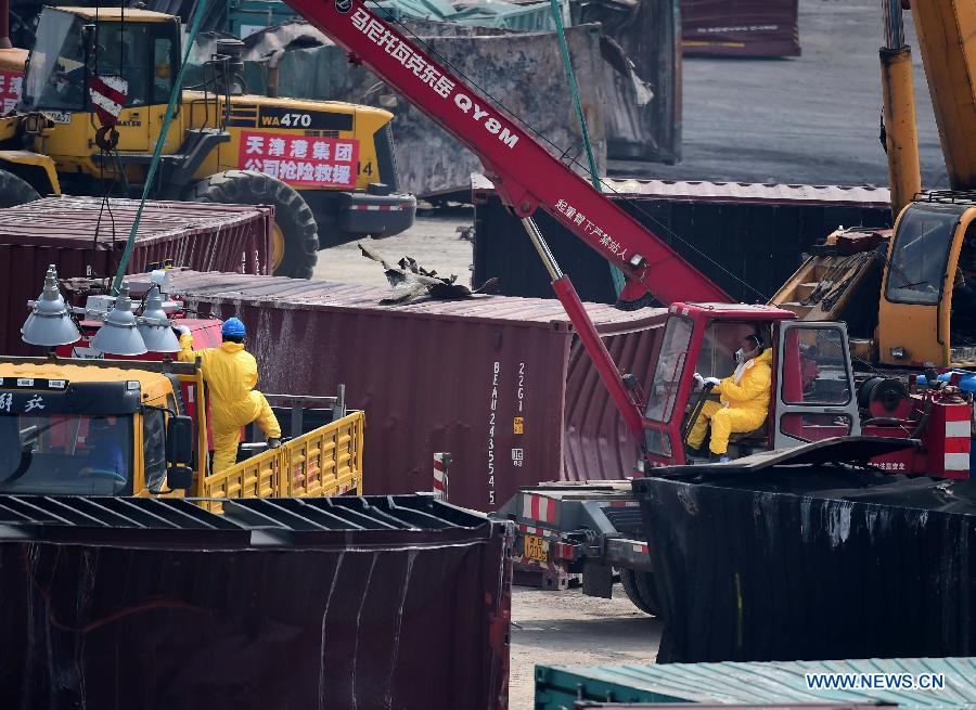 Rescuers transport lighting facility to the core area of explosion site in Tianjin, north China, Aug. 25, 2015. 