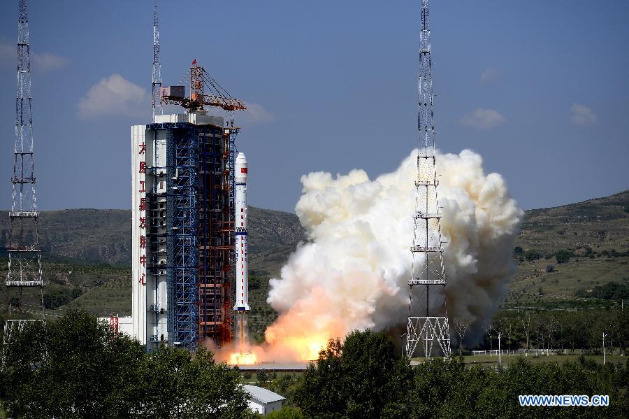 A Long March-4C rocket carrying the Yaogan-27 remote sensing satellite blasts off from the launch pad at the Taiyuan Satellite Launch Center in Taiyuan, capital of north China's Shanxi Province, Aug. 27, 2015. 