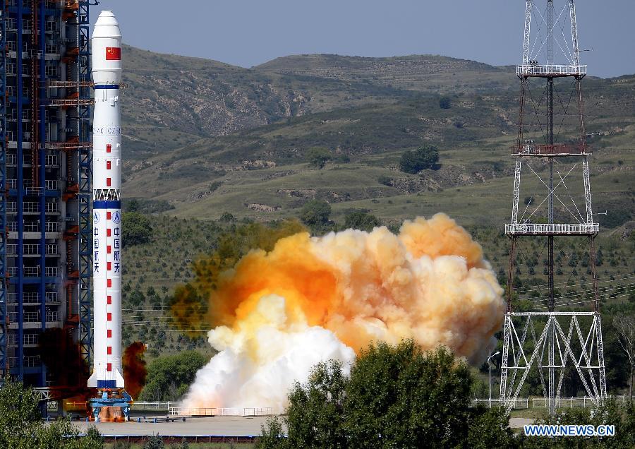 A Long March-4C rocket carrying the Yaogan-27 remote sensing satellite blasts off from the launch pad at the Taiyuan Satellite Launch Center in Taiyuan, capital of north China's Shanxi Province, Aug. 27, 2015. 