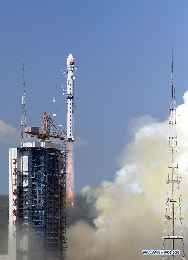 A Long March-4C rocket carrying the Yaogan-27 remote sensing satellite blasts off from the launch pad at the Taiyuan Satellite Launch Center in Taiyuan, capital of north China's Shanxi Province, Aug. 27, 2015. 