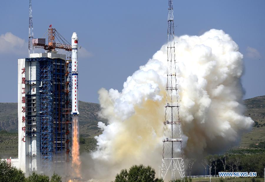 A Long March-4C rocket carrying the Yaogan-27 remote sensing satellite blasts off from the launch pad at the Taiyuan Satellite Launch Center in Taiyuan, capital of north China's Shanxi Province, Aug. 27, 2015. 