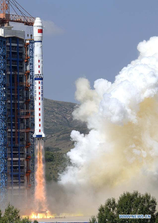 A Long March-4C rocket carrying the Yaogan-27 remote sensing satellite blasts off from the launch pad at the Taiyuan Satellite Launch Center in Taiyuan, capital of north China's Shanxi Province, Aug. 27, 2015. 