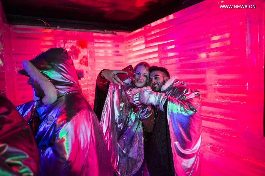 ARGENTINA-EL CALAFATE-GLACIO BAR