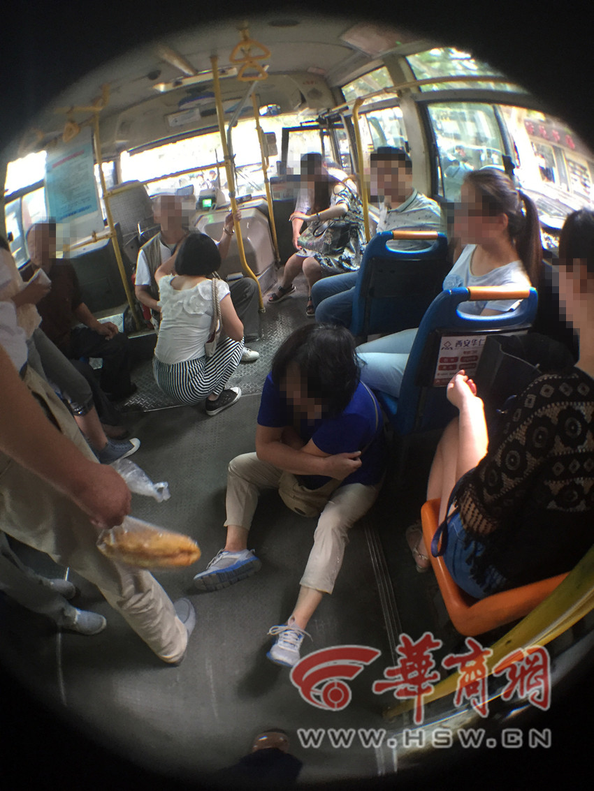 西安27路公交急刹车摔倒一群乘客 司机向伤者