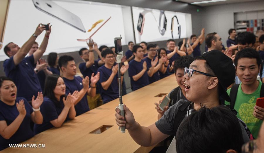 CHINA-NANJING-APPLE STORE-OPENING (CN)