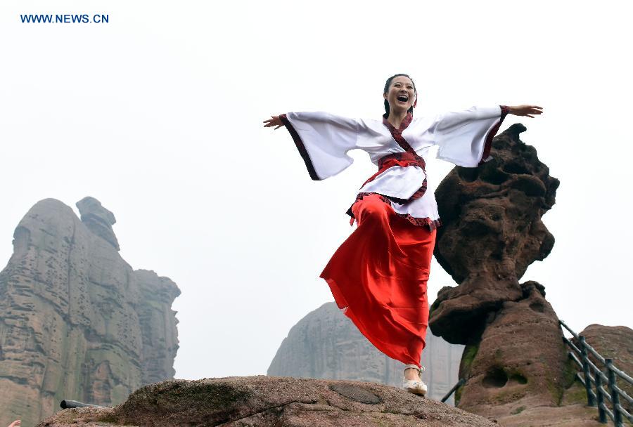 A model presents a Han-style costume or Hanfu at Hanfu Clothing Culture Festival in Yiyang County, east China's Jiangxi Province, Sept. 19, 2015. 