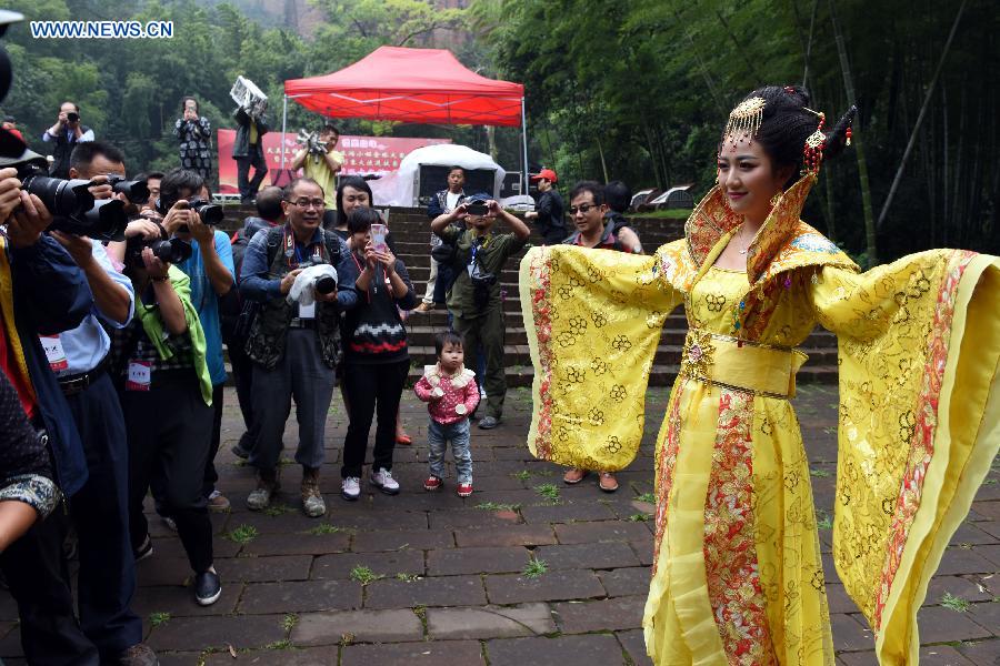 A model presents a Han-style costume or Hanfu at Hanfu Clothing Culture Festival in Yiyang County, east China's Jiangxi Province, Sept. 19, 2015. 