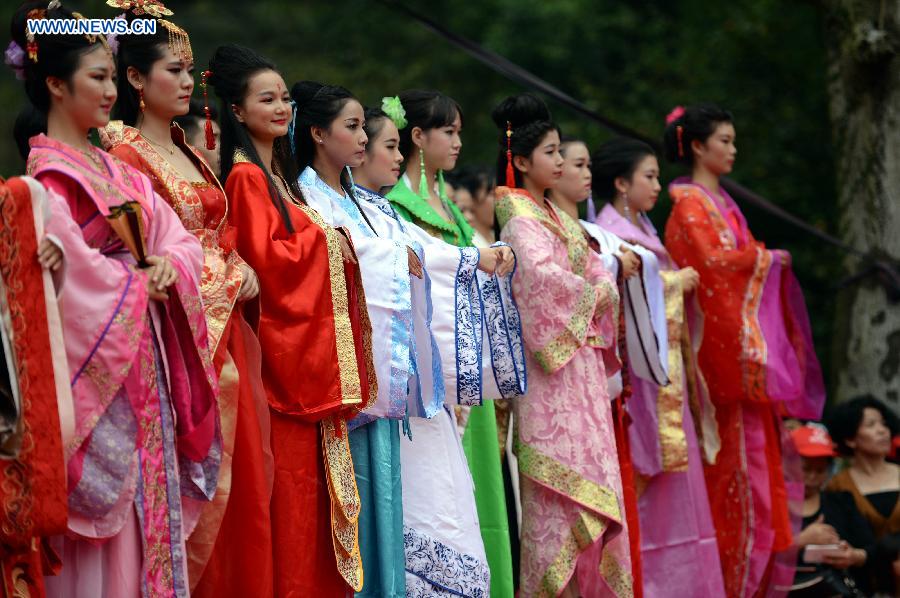 Models present Han-style costumes or Hanfu at Hanfu Clothing Culture Festival in Yiyang County, east China's Jiangxi Province, Sept. 20, 2015. 