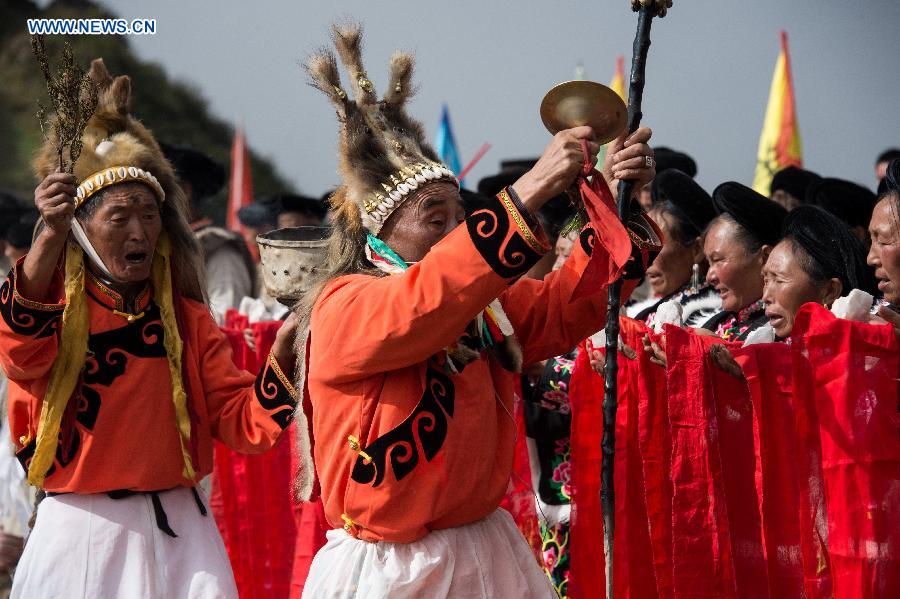 People of Qiang ethnic group worship the god 'Baihaha' in Xishan Village of Lixian County, southwest China's Sichuan Province, Sept. 20, 2015. 