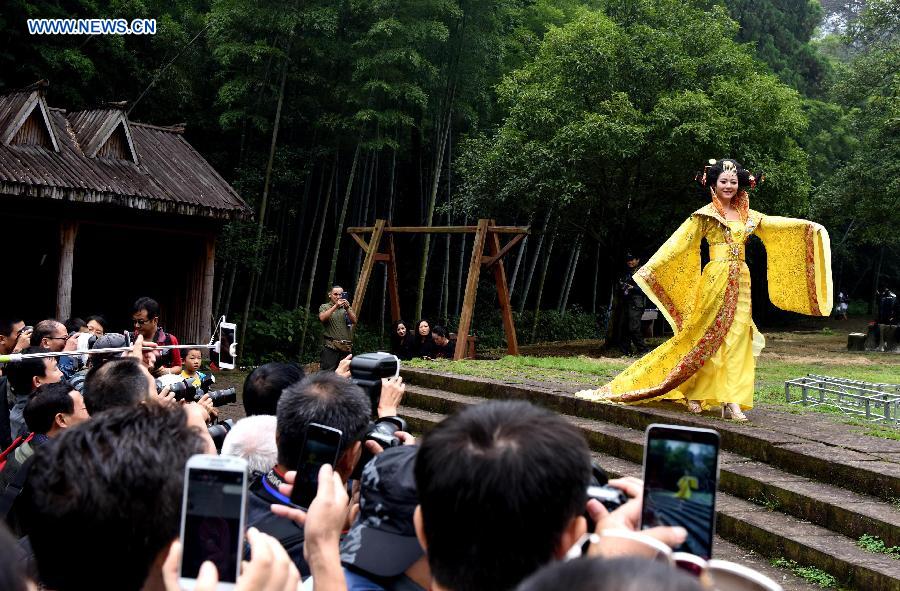 A model presents a Han-style costume or Hanfu at Hanfu Clothing Culture Festival in Yiyang County, east China's Jiangxi Province, Sept. 19, 2015. 