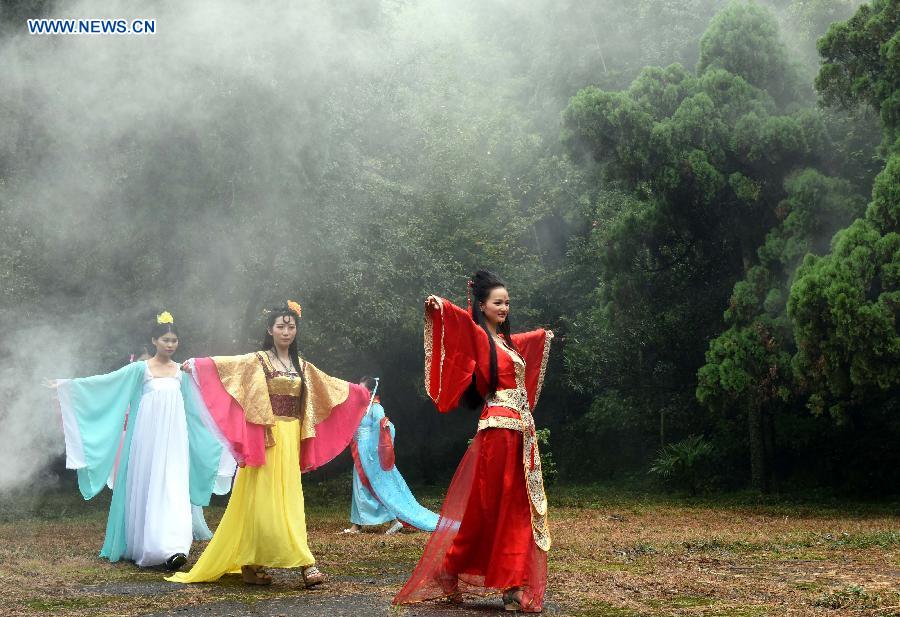 Models present Han-style costumes or Hanfu at Hanfu Clothing Culture Festival in Yiyang County, east China's Jiangxi Province, Sept. 20, 2015. 