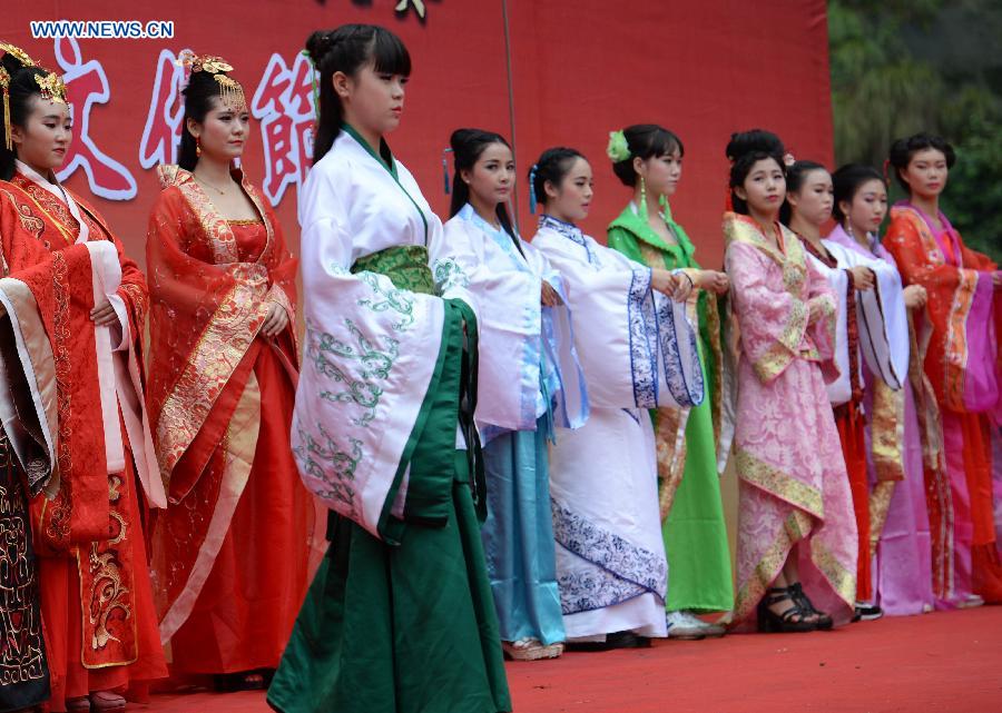 Models present Han-style costumes or Hanfu at Hanfu Clothing Culture Festival in Yiyang County, east China's Jiangxi Province, Sept. 20, 2015. 