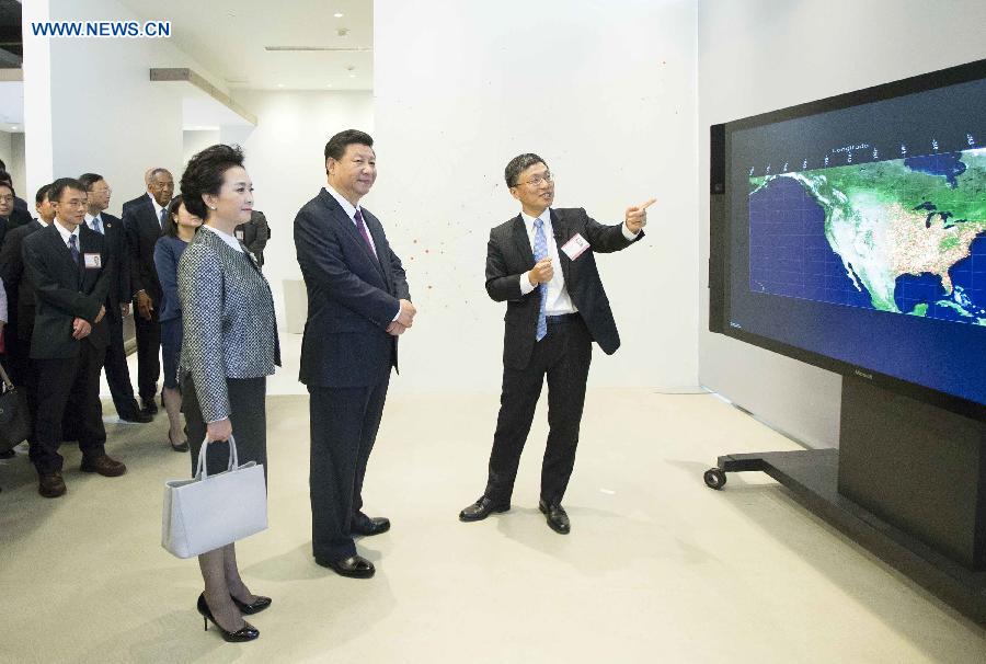 Chinese President Xi Jinping (C, front) and his wife Peng Liyuan (L, front) listen to the demonstration of Microsoft's data visualization technology during their visit to the Microsoft headquarters in Redmond of Washington State, the United States, Sept. 23, 2015.