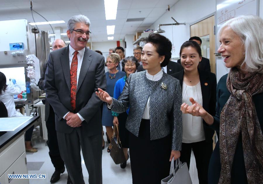 Peng Liyuan (R, Front), wife of Chinese President Xi Jinping, visits the Fred Hutchinson Cancer Research Center in Seattle, the United States, Sept. 23, 2015.