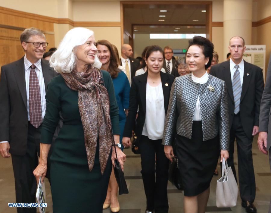 Peng Liyuan (R, Front), wife of Chinese President Xi Jinping, visits the Fred Hutchinson Cancer Research Center in Seattle, the United States, Sept. 23, 2015.