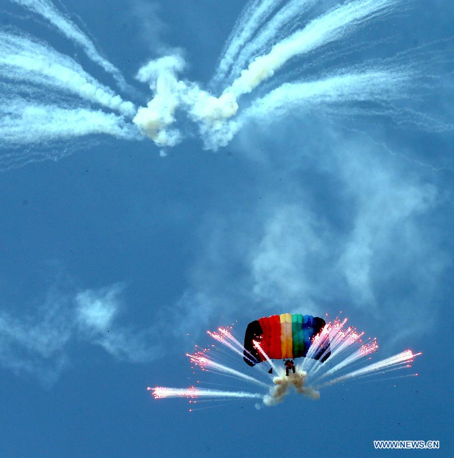 A parachute jump performance is shown during Zhengzhou Airshow 2015 in Zhengzhou, capital of central China's Henan Province, Sept. 25, 2015. 
