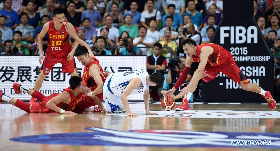 Yi Jianlian(R) of China grabs the ball during the preliminary round Group C match against South Korea at 2015 FIBA Asia Championship in Changsha, capital of central China's Hunan Province, Sept. 24, 2015. 
