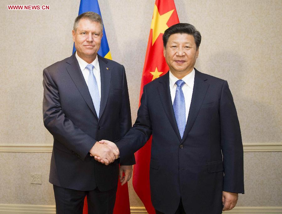 Chinese President Xi Jinping (R) meets with Romanian President Klaus Iohannis in New York, the United States, Sept. 26, 2015. (Xinhua/Huang Jingwen) 