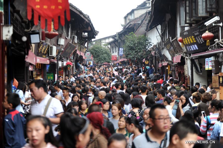 Photo taken on Oct. 5, 2015 shows Ciqikou ancient town crowded with tourists, in southwest China's Chongqing Municipality. 