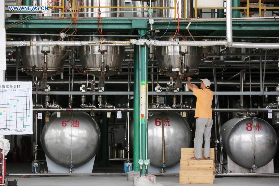 A staff member tests the facilities to produce artemisinin at a company in Rong'an County, south China's Guangxi Zhuang Autonomous Region, Oct. 9, 2015. 