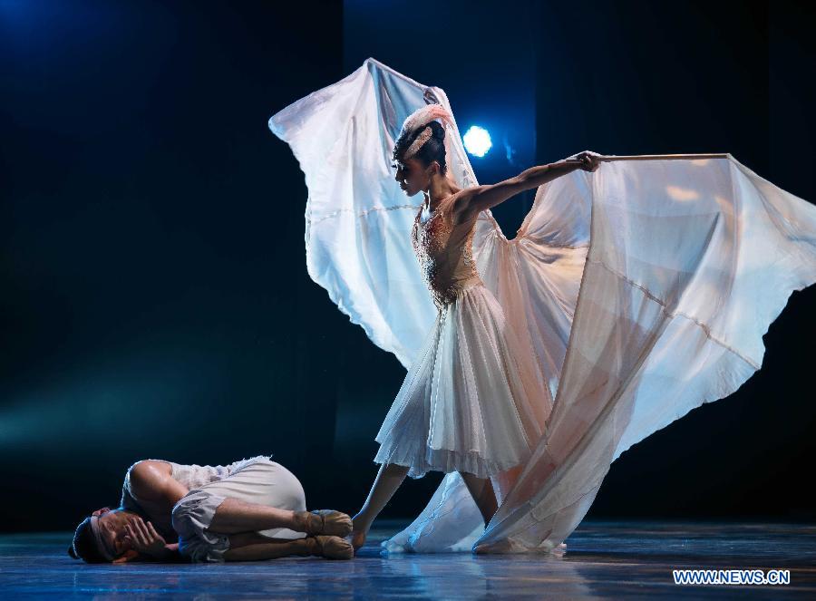 Dancers perform dance drama 'Crested Ibis' in Nantong, east China's Jiangsu Province, Oct. 11, 2015. 