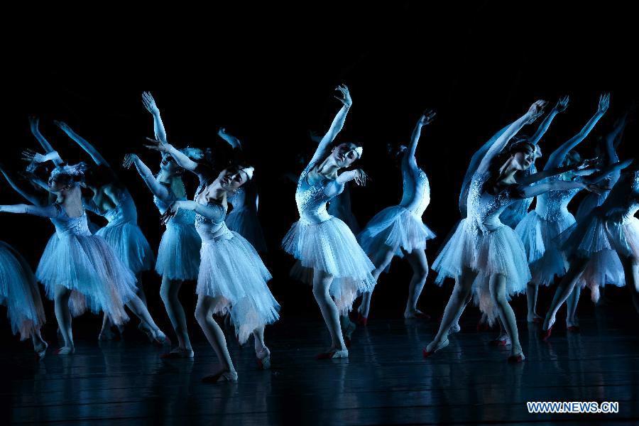 Dancers perform dance drama 'Crested Ibis' in Nantong, east China's Jiangsu Province, Oct. 11, 2015. 