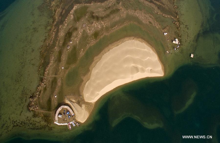 The 500-square-kilometer wetland of Kanglake lake is fed by the Qarqan River running from Mt. Kunlun, nourishing a wild variety of wildlife. 