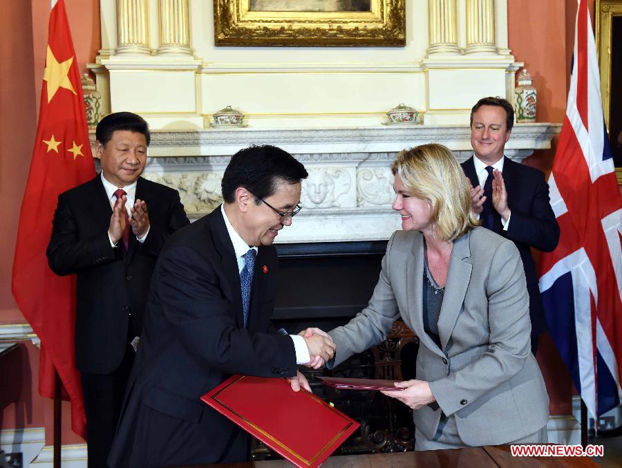 Chinese President Xi Jinping (L, back) and British Prime Minister David Cameron (R, back) attend a signing ceremony of bilateral cooperation documents after their talks at 10 Downing Street in London, Britain, Oct. 21, 2015.