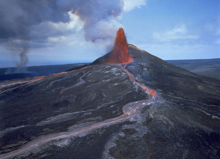 实拍科学家冒高温从火山取熔岩样本【2】
