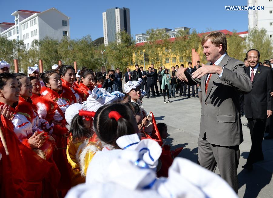 King of the Netherlands Willem-Alexander talks with waist drum performers in Ansai County in Yan'an, northwest China's Shaanxi Province, Oct. 27, 2015.