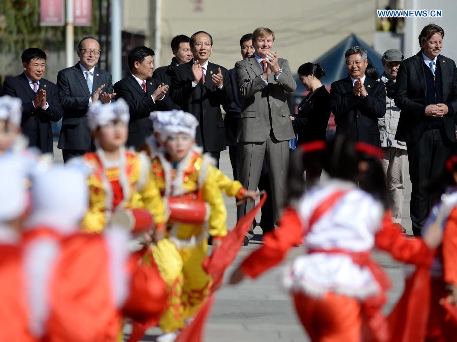 King of the Netherlands Willem-Alexander (3rd R, front) appreciates a waist drum performance in Ansai County in Yan'an, northwest China's Shaanxi Province, Oct. 27, 2015. 