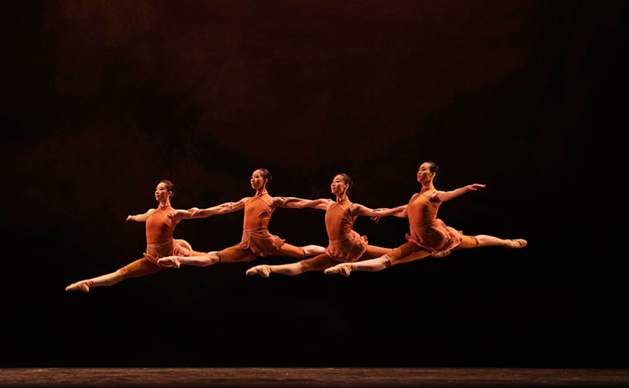 Top ballet dancers light up Beijing stage