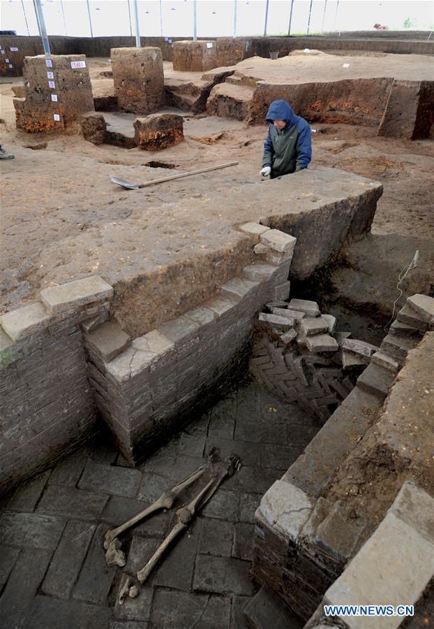 Archaeologists work at the ruins of the Longgang Temple paleoanthropological site in Hanzhong City, north China's Shaanxi Province, Nov. 24, 2015. 