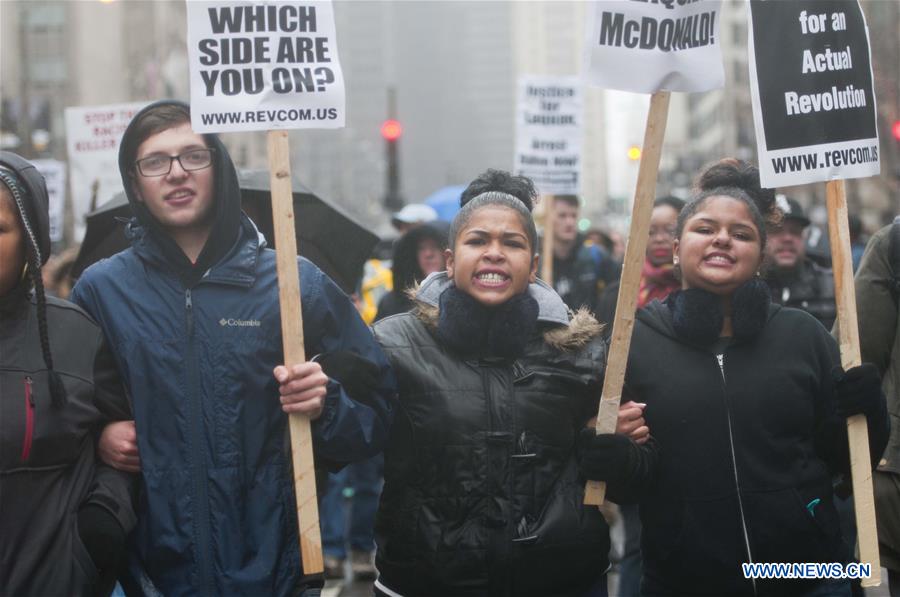 Demonstrators protest against last year's shooting death of black teenager Laquan McDonald by a white policeman in the downtown shopping district of Chicago, Illinois, Nov. 27, 2015. 