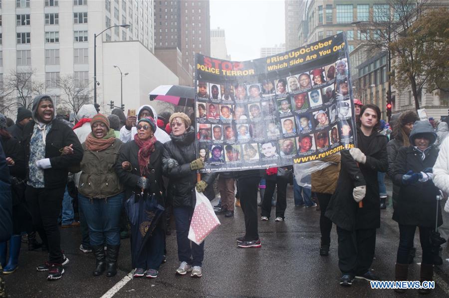 Demonstrators protest against last year's shooting death of black teenager Laquan McDonald by a white policeman in the downtown shopping district of Chicago, Illinois, Nov. 27, 2015. 