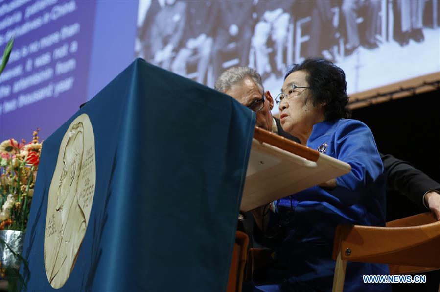 China's Tu Youyou (R) who won 2015 Nobel Prize in Physiology or Medicine gives a lecture in Karolinska Institutet, Stockholm, capital of Sweden, Dec. 7, 2015.