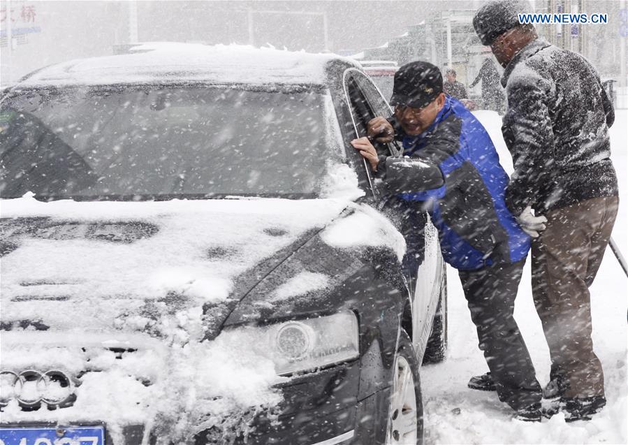 CHINA-XINJIANG-URUMQI-SNOWSTORM (CN)