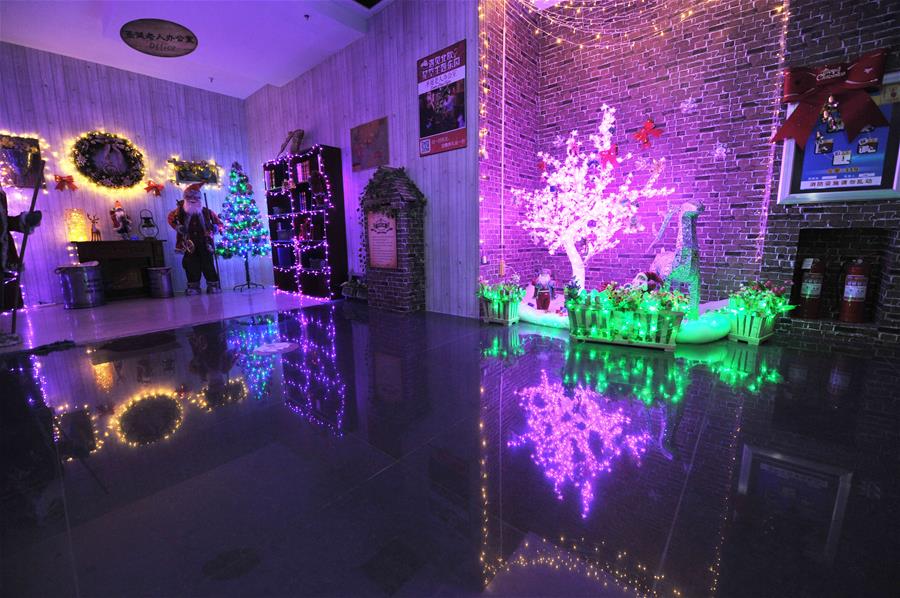 Photo taken on Dec. 15, 2015 shows the decorations of a Christmas theme park at a shopping mall in Qingdao, east China's Shandong Province. A Christmas theme park attracted visitors at a shopping mall in Qingdao on Tuesday. (Xinhua/Wang Haibin)
