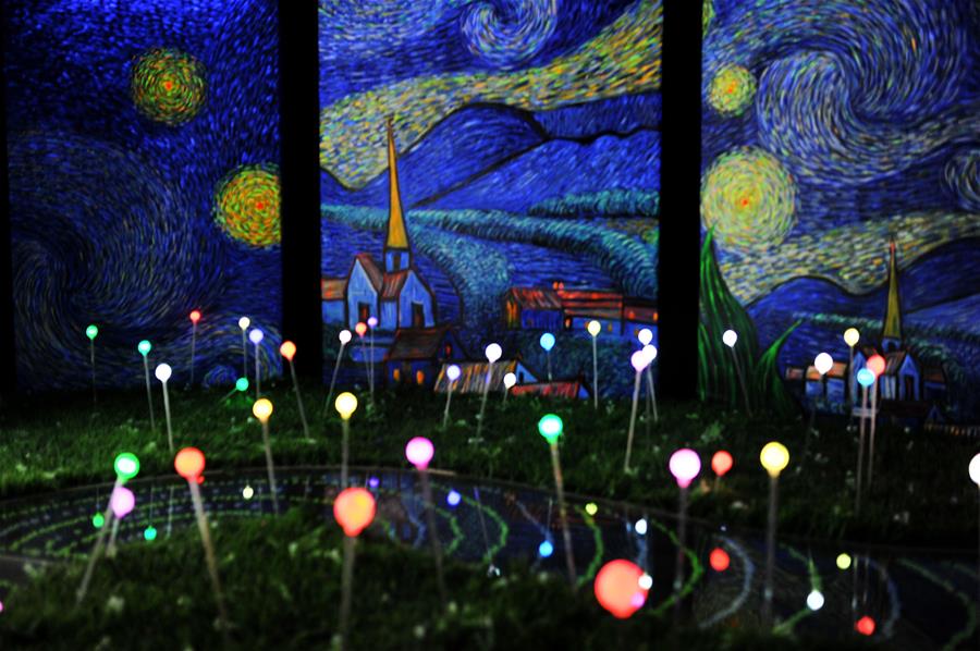 Photo taken on Dec. 15, 2015 shows the decorations of a Christmas theme park at a shopping mall in Qingdao, east China's Shandong Province. A Christmas theme park attracted visitors at a shopping mall in Qingdao on Tuesday. (Xinhua/Wang Haibin)
