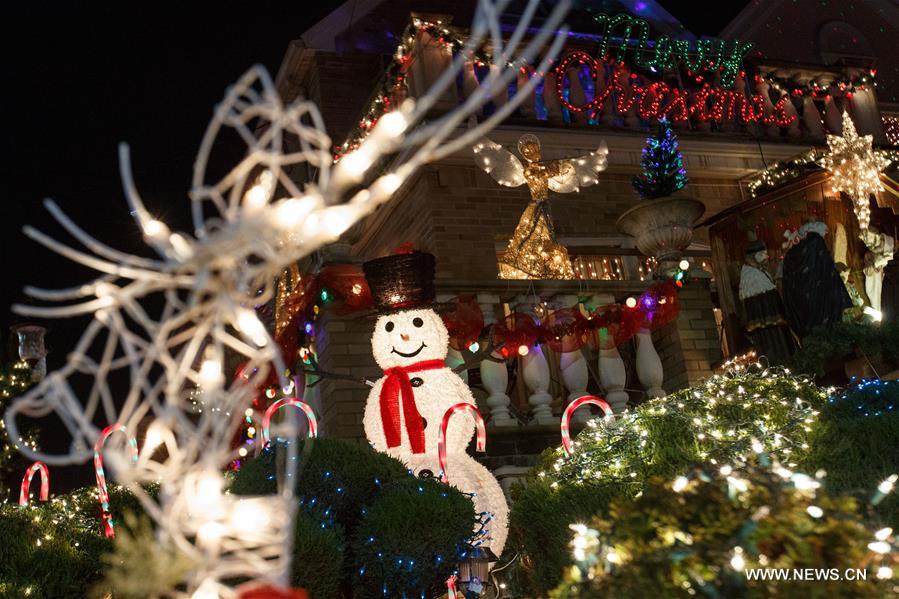 US-NEW YORK-DYKER HEIGHTS-CHRISTMAS LIGHTS