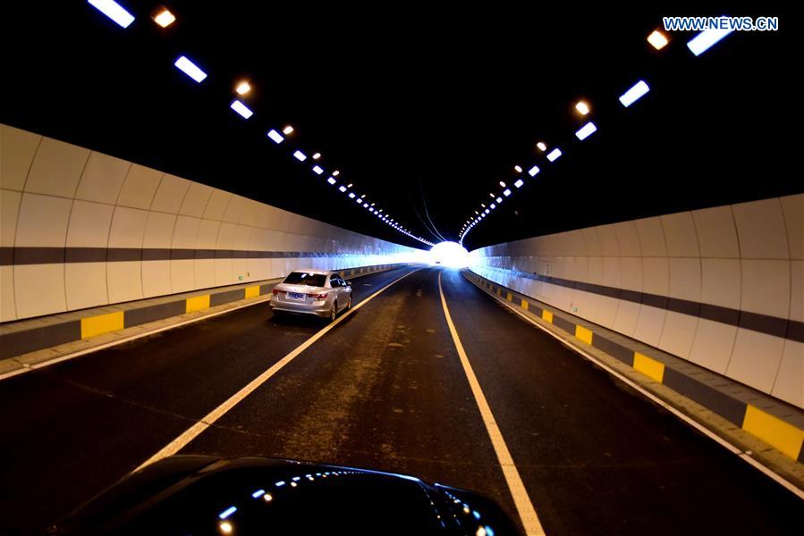 CHINA-WUHAN-LAKE-TUNNEL (CN)