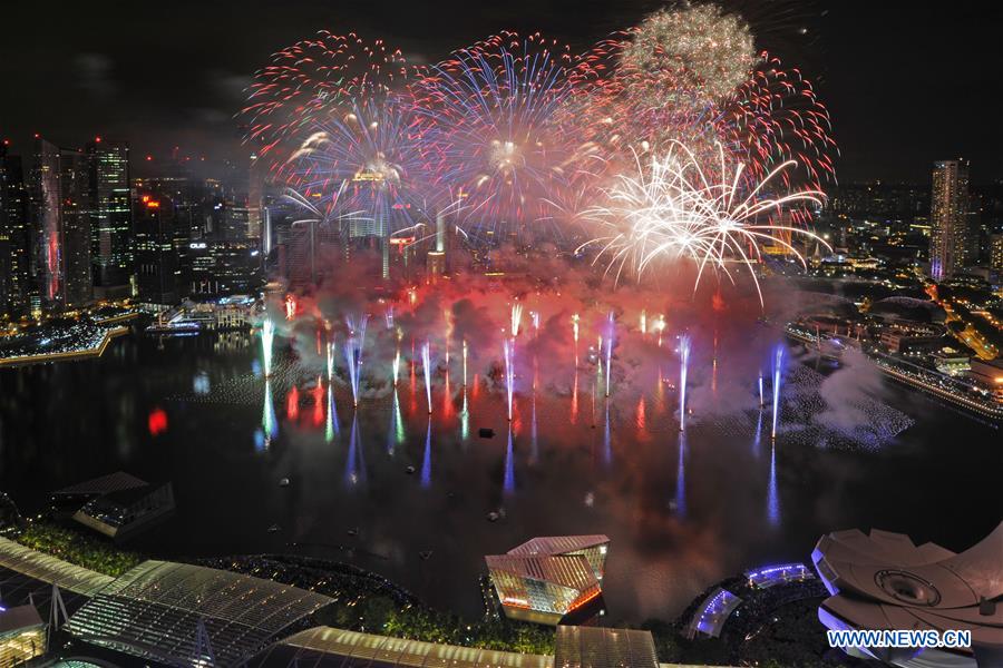  Brilliant fireworks light up the sky above Singapore's Marina Bay area on Jan. 1, 2016. Singapore celebrated the crossing over to the new year with fireworks displayed in the Marina Bay Area. (Xinhua/Then Chih Wey) 