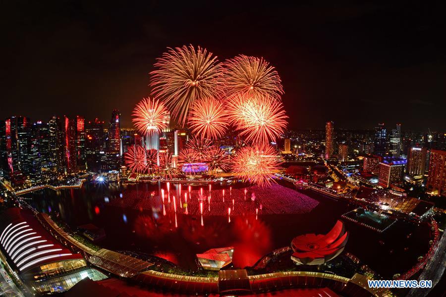 Brilliant fireworks light up the sky above Singapore's Marina Bay area on Jan. 1, 2016. Singapore celebrated the crossing over to the new year with fireworks displayed in the Marina Bay Area. (Xinhua/Then Chih Wey) 