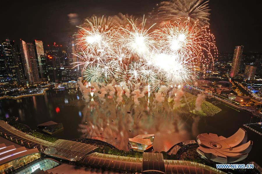  Brilliant fireworks light up the sky above Singapore's Marina Bay area on Jan. 1, 2016. Singapore celebrated the crossing over to the new year with fireworks displayed in the Marina Bay Area. (Xinhua/Then Chih Wey) 