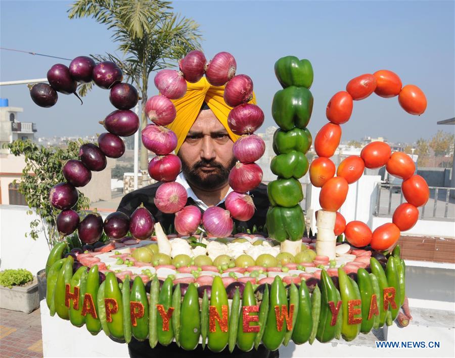 An indian artist presents a model in formation of 2016 with vegetables to welcome New Year in Amritsar, northwestern India on Dec. 31, 2015. (Xinhua/Stringer) 