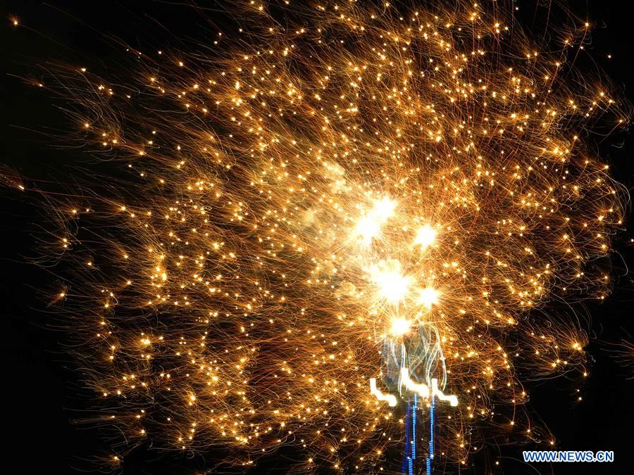 Fierworks light up the sky above a public park to celebrate the upcoming New Year's Day in downtown Baghdad, Iraq, on Dec. 31, 2015. (Xinhua/Khalil Dawood) 