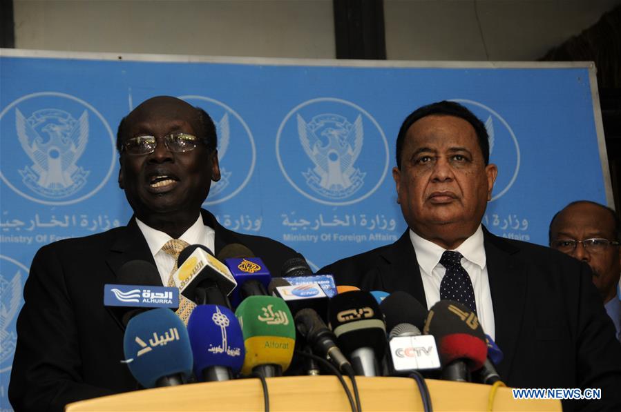 Sudan's Foreign Minister Ibrahim Ghandour (2rd L) and South Sudan's Foreign Minister Barnaba Benjamin (1st R) hold talks in Khartoum, Sudan, Jan. 3, 2016.