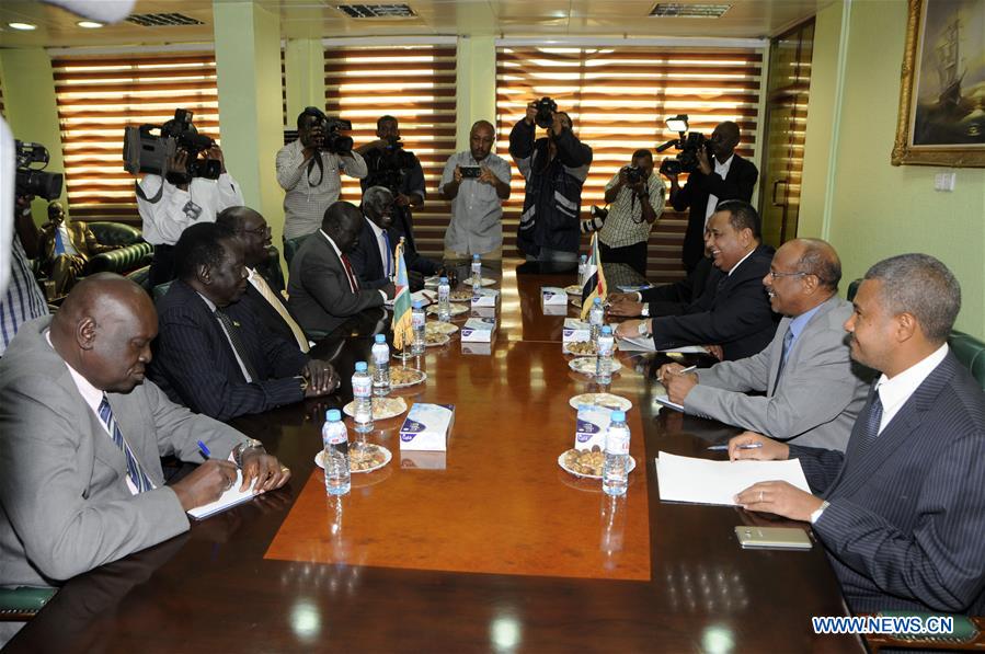 Sudan's Foreign Minister Ibrahim Ghandour (2rd L) and South Sudan's Foreign Minister Barnaba Benjamin (1st R) hold talks in Khartoum, Sudan, Jan. 3, 2016.