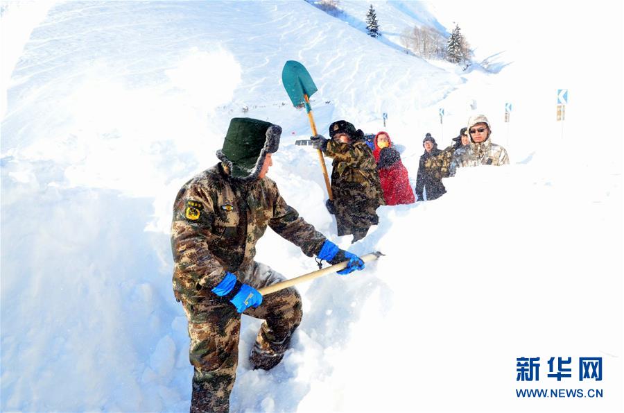 #（社会）（2）新疆阿勒泰：游客遭遇雪崩被困  边防官兵紧急救援